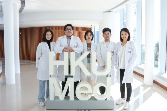 寧珖聖教授（右一）領導的研究揭示過量脂肪對肝癌的危害，冀帶出健康的飲食和生活方式對保護肝臟的重要性。

 